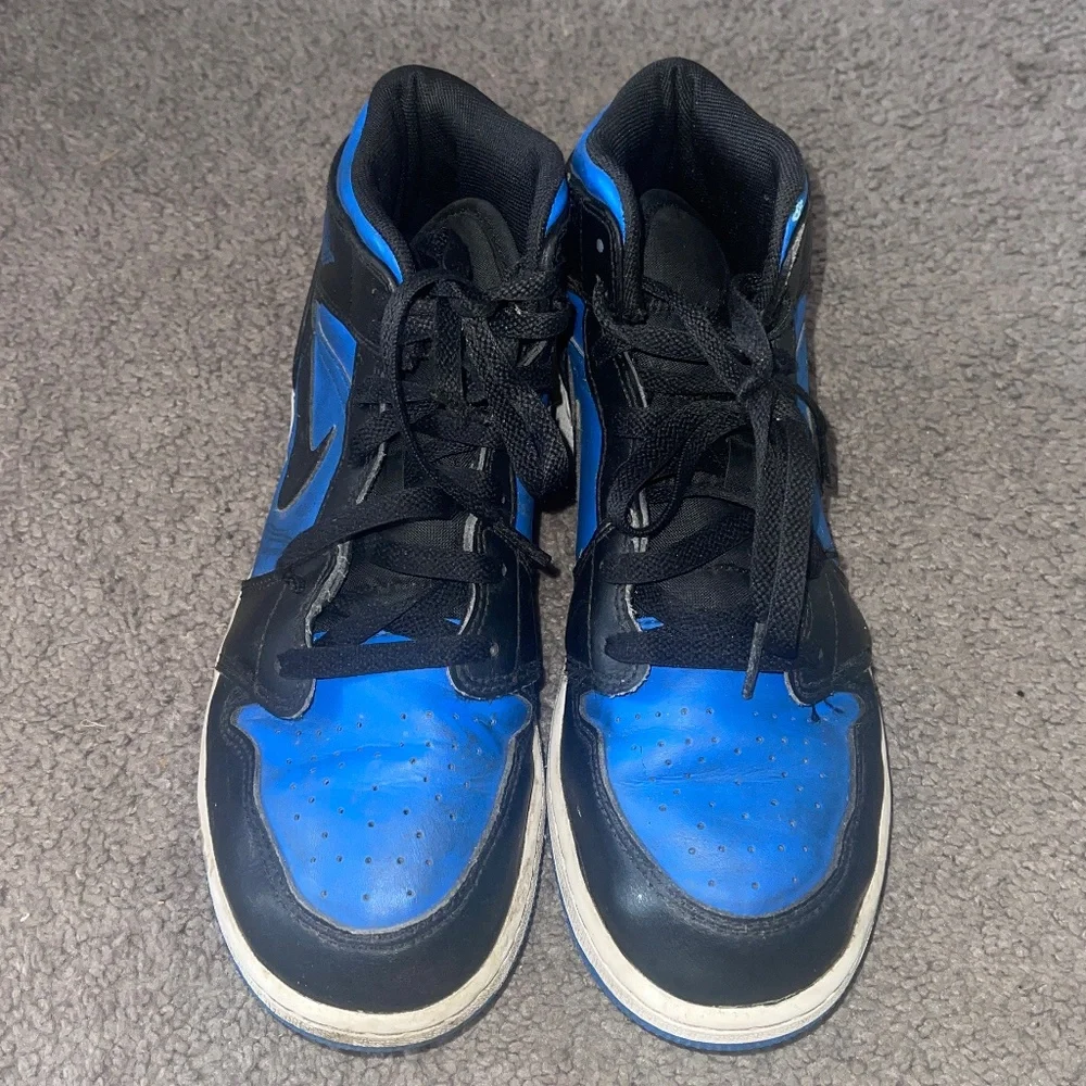 Nike Jordan hi top youth sneakers - Picture 3 of 9